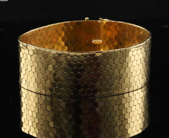 A 1960s 18ct gold honeycomb link bracelet, 19cm.